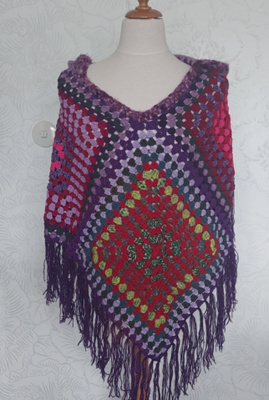 Alina´s Handmade käsityö virkattu Pontso hupulla ja hapsuill