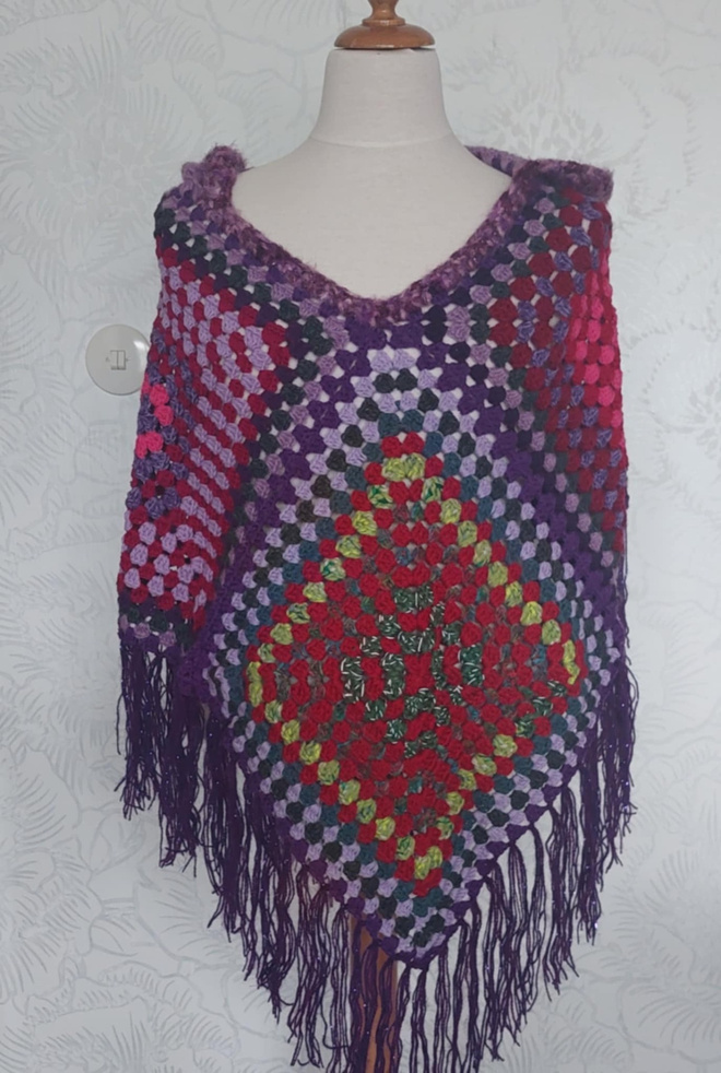 Alina´s Handmade käsityö virkattu Pontso hupulla ja hapsuill