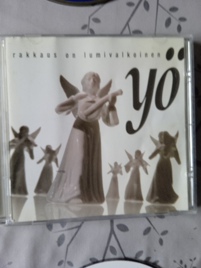 CD- LEVY : YÖ : RAKKAUS ON LUMIVALKOINEN