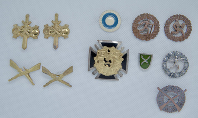 Militaria, pieni erä merkkejä v. 1955
