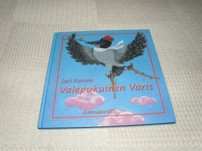 Sari Kanala Valepukuinen Varis