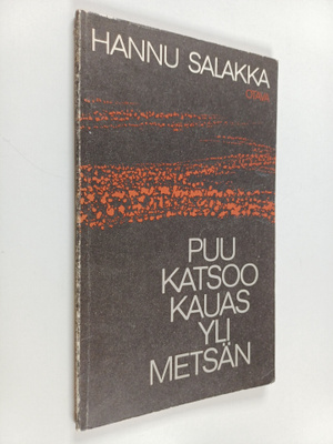 Hannu Salakka : Puu katsoo kauas yli metsän
