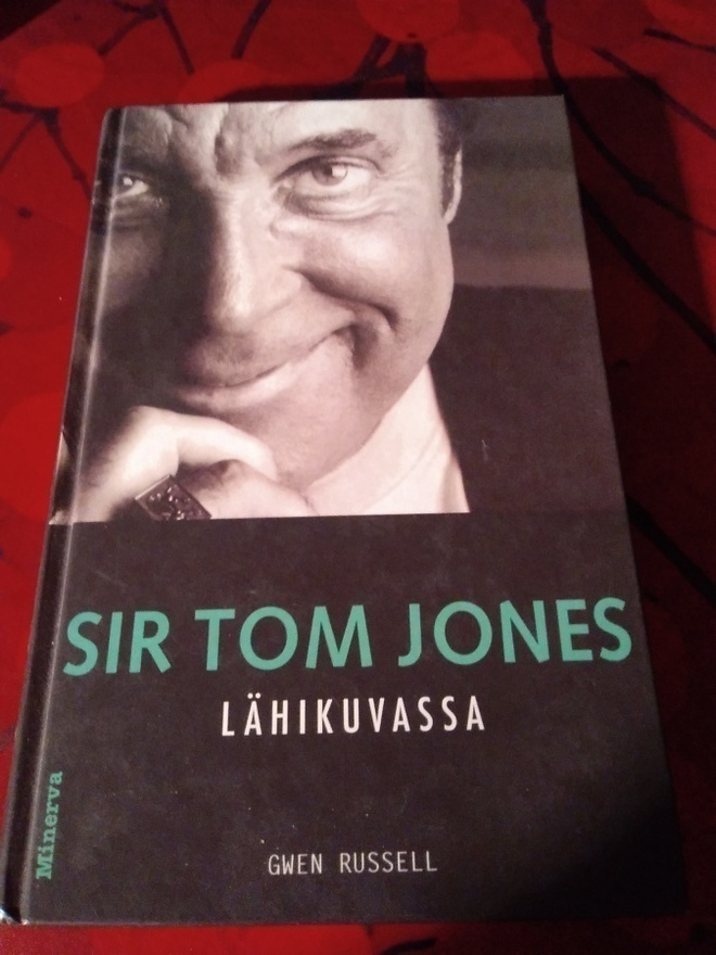 GWEN RUSSELL: SIR TOM JONES LÄHIKUVASSA