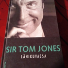GWEN RUSSELL: SIR TOM JONES LÄHIKUVASSA - pikkukuva 1