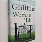 Elly Griffiths : The woman in blue : a Dr Ruth Galloway m... - pikkukuva 1