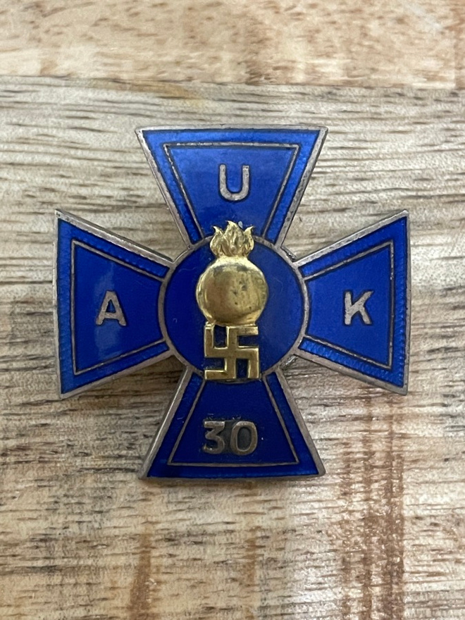Ilmatorjunta-aliupseerikoulun merkki