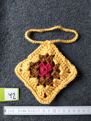 Alina´s Handmade virkattu avaimenperä airpodin suojakoteloon