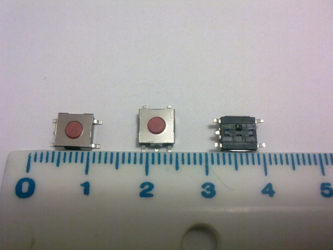Pieni kytkin esimerkiksi auton avaimeen [6x6mm]  (3 kpl)