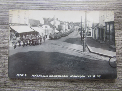 RIIHIMÄKI.....Hämeenkatu, sotilaat marssii kirkkoon 12.9-37