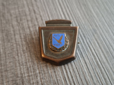 Arkadian Yhteislyseo, lukkoneulamerkki. AYL 1927