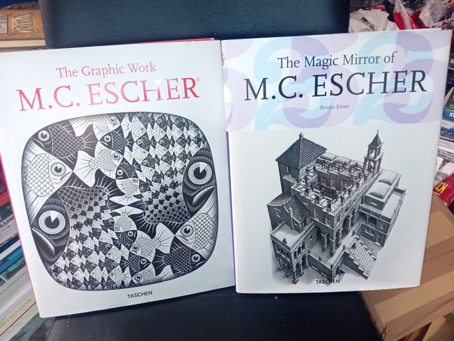 2 kpl M. C. Escher kirjoja ( TASCHEN  ) SIS POSTIKULU