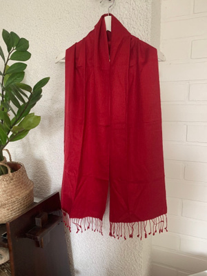 Tummanpunainen pashmina huivi