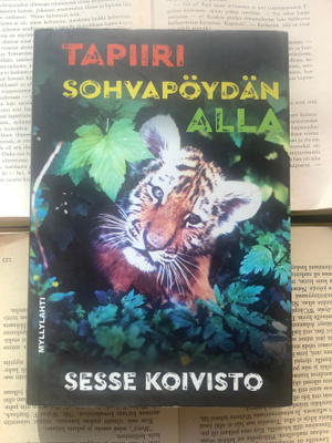Sesse Koivisto - Tapiiri sohvapöydän alla (sid.)