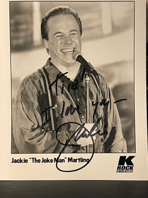 Jackie "Jackie the Joke Man"  Martling nimikirjoitus kuvassa