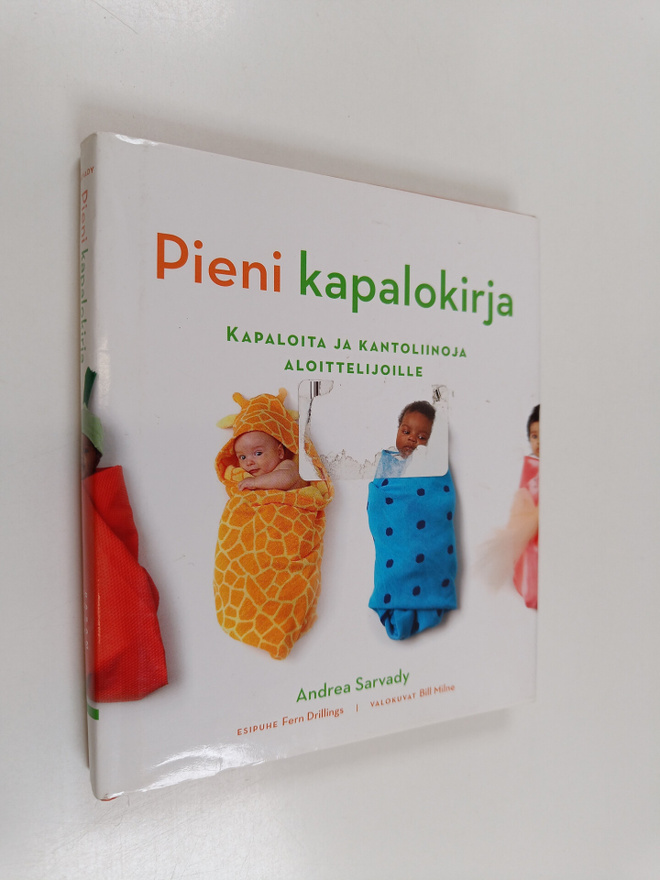 Andrea Sarvady : Pieni kapalokirja : kapaloita ja kantoli...