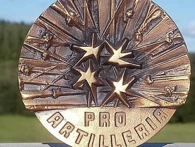 Pro Artilleria. Heikki Häiväoja. Pronssinen, rasiassa, Halka