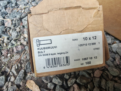 Sekalaisia kiinnitystarvikkeita, pultteja ruuveja ym..