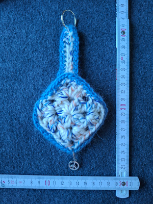 Alina´s Handmade virkattu avaimenperä airpodin suojakoteloon
