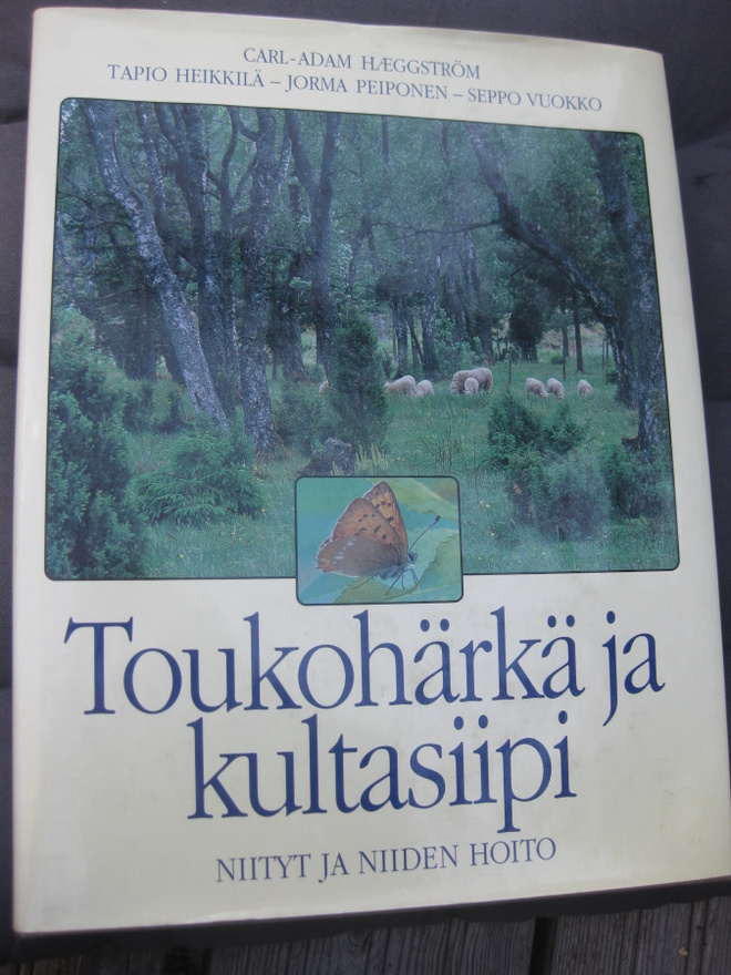 Toukohärkä ja kultasiipi : niityt ja niiden hoito