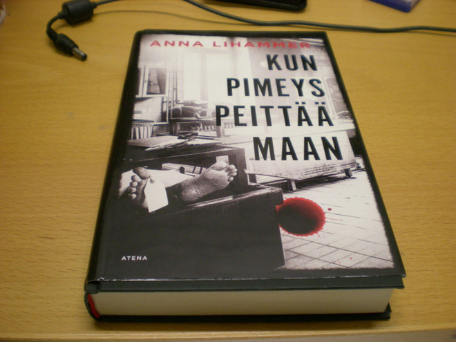 Anna Lihammer: Kun pimeys peittää maan