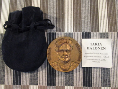 Tarja Halonen mitali 2001 /Matti Peltokangas .