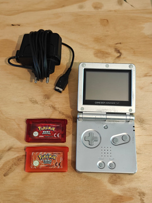 Nintendo Game Boy Advance SP + Pokémon FireRed & Ruby
