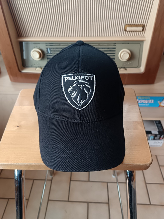 Peugeot  - Musta uusi lippalakki