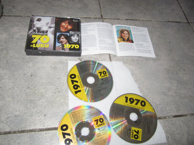 MUISTOJEN 70 LUKU 1976 + vihko  ( hienokuntoinen boxi )