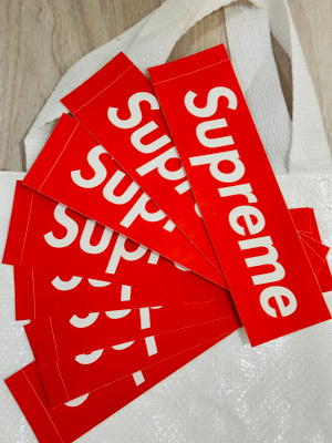 Supreme kassi ja tarrat