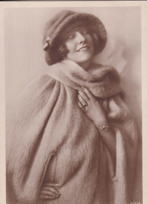 Lucy Doraine   ,   b635