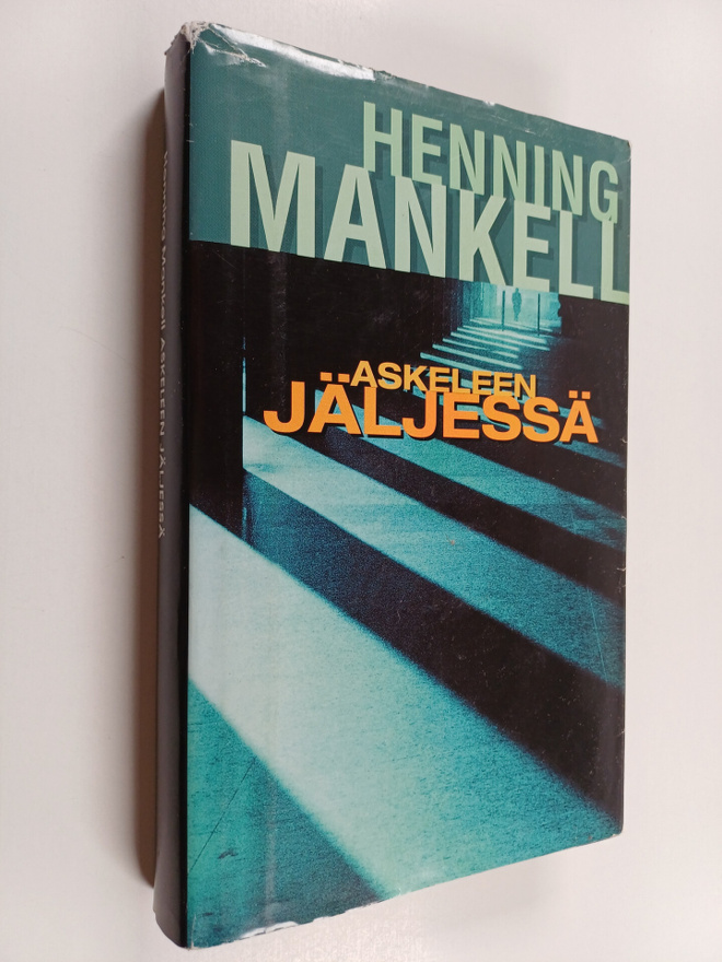 Henning Mankell : Askeleen jäljessä