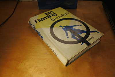 Ian Fleming: Kuuraketti, sidottu