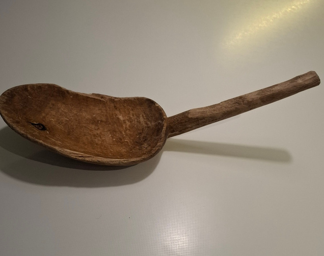 Ikivanha iso puinen kauha, yhdestä puusta