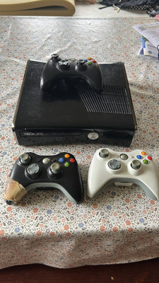XBOX 360 S konsoli + 3 kpl ohjaimia