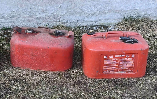 Perämoottorin tankkeja
