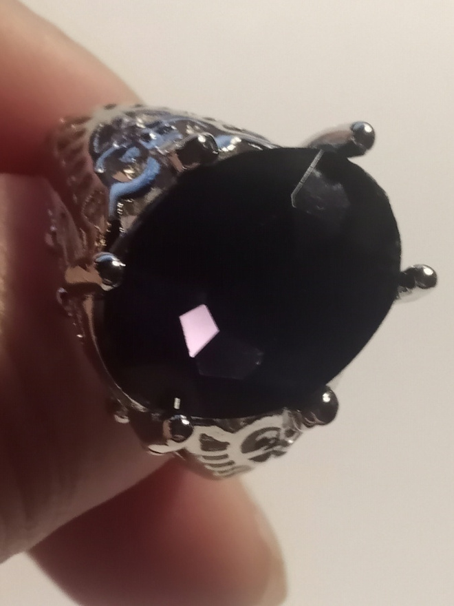 Upea tummanvioletti kivinen sormus, koko 18,2 mm