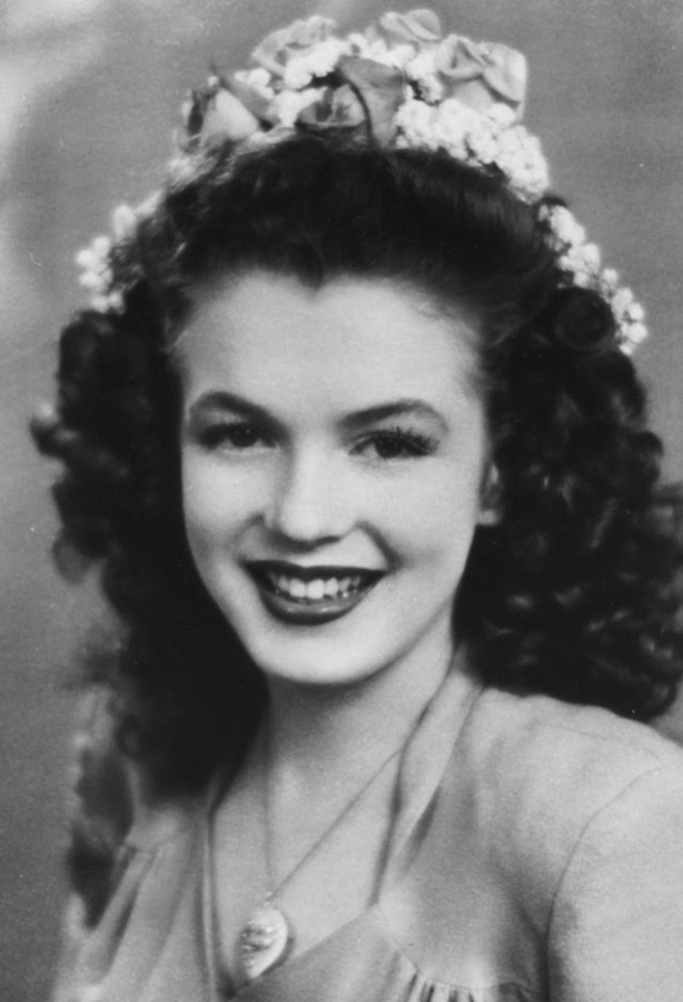 MARILYN MONROE - Hymyilevä nuori kiharapää - valokuva