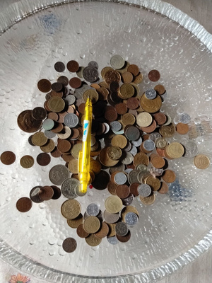 iso kourallinen kolikoita
