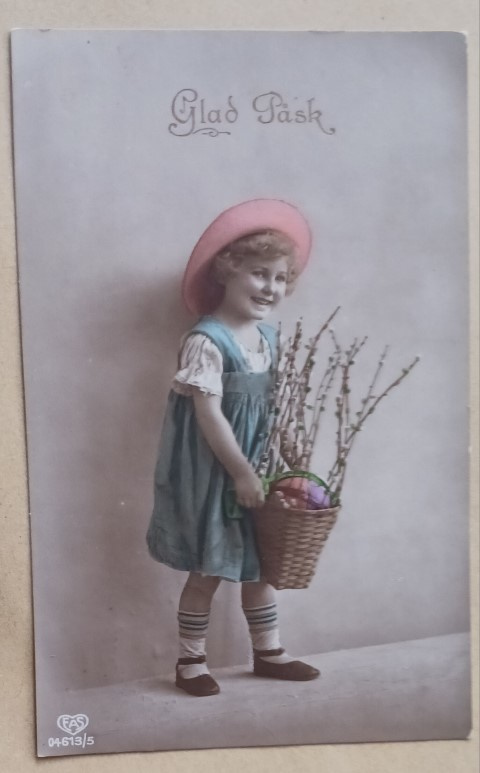 Pikkuleidi tuo korissa pääsiäismunia ja pajunkissoja p, 1917