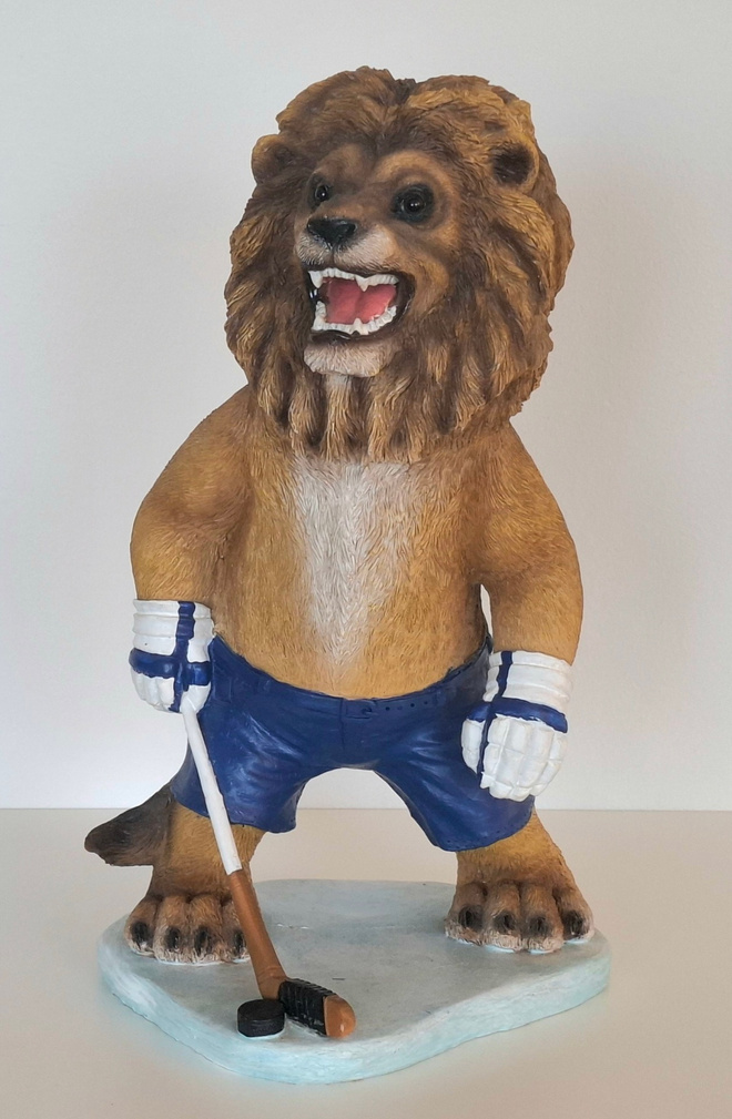 Iso jääkiekko Suomi leijona patsas