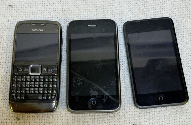 Puhelin erä: iPhone 3GS 32GB + Nokia E71 + iPod 8GB – varaos
