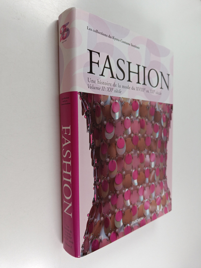 Fashion : Une histoire de la mode du XVIIIe au  XXe siecl...