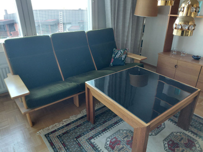 Tamminen sohvapöytä lasitasolla