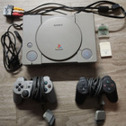 PlayStation 1 Konsoli + 2 Ohjainta + 2 Muistikorttia Alkuper - pikkukuva 1