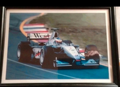 Valokuva Mika Häkkinen ajamassa McLaren-tallin autoa