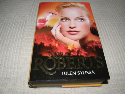 Nora Roberts Tulen sylissä -sid