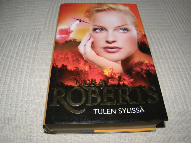 Nora Roberts Tulen sylissä -sid