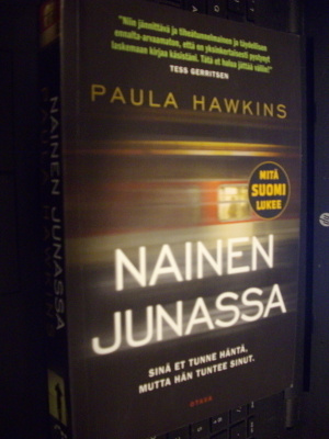 Paula Hawkins: Nainen junassa ( 2016 nide) Sis.postikulut