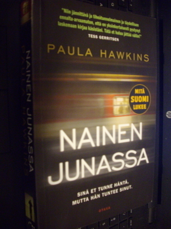 Paula Hawkins: Nainen junassa ( 2016 nide) Sis.postikulut
