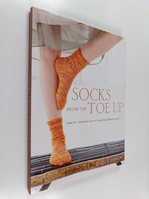 Wendy D. Johnson : Socks from the toe up : essential tech...